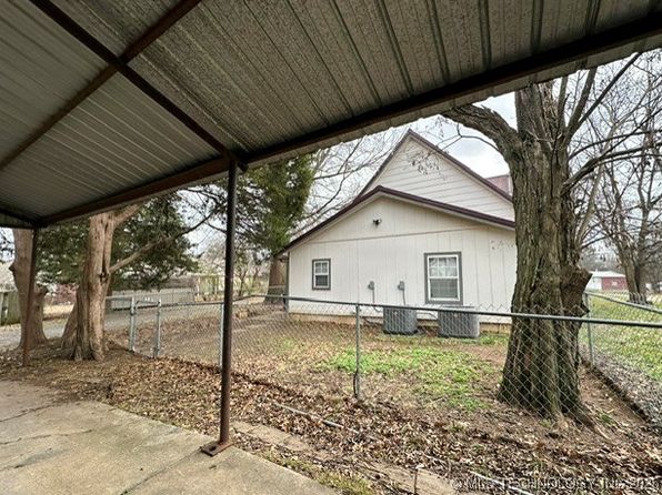 1235 SE 3rd St, Wagoner, OK 74467