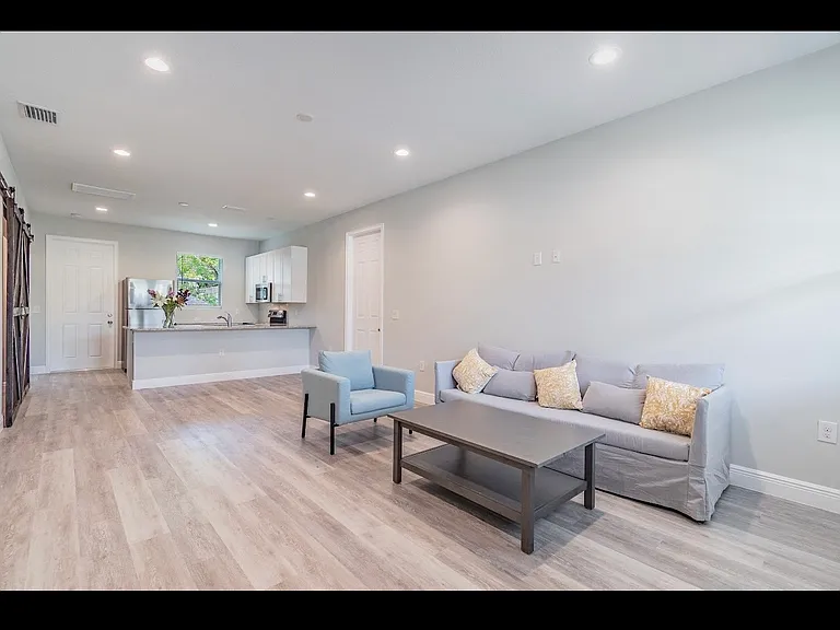 1614 E Mulberry Dr — Photo 3
