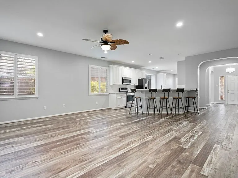 421 Livingstone Ln — Photo 12