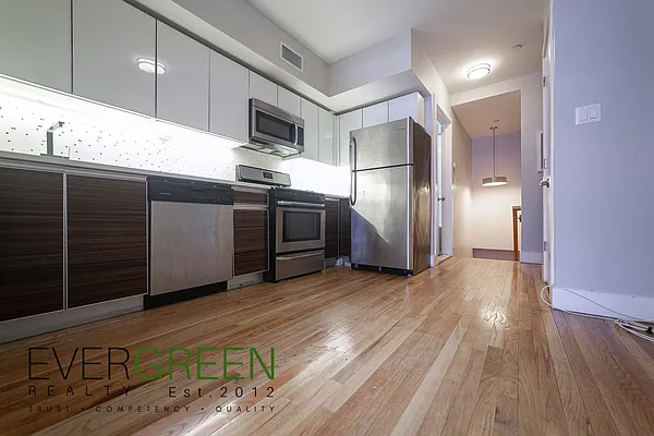 Rented by Evergreen Apartments BK | media 26