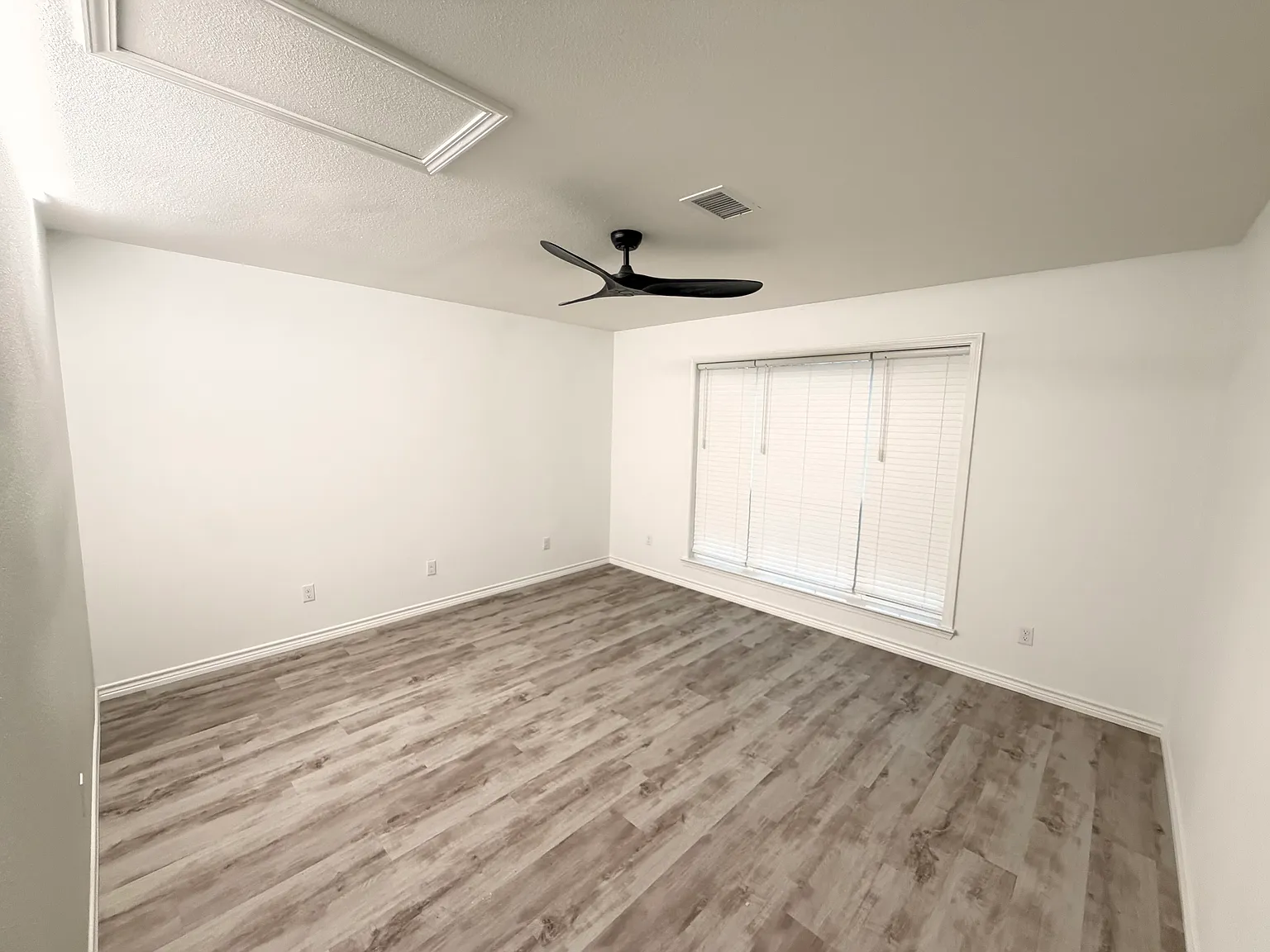 4 bed, 1400 sqft, $2,200 — Photo 3