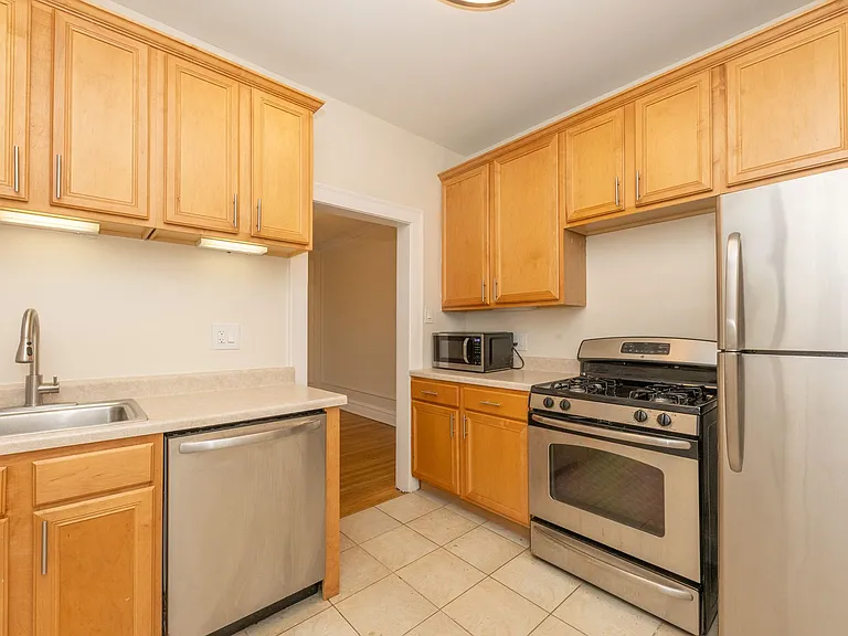 605 Hinman — Photo 13
