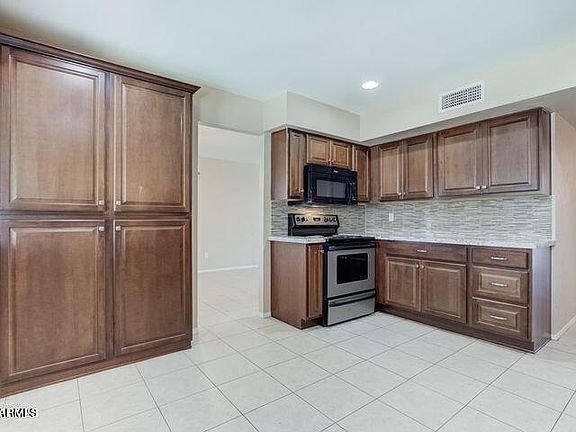 4th image of 134 E Riviera Dr