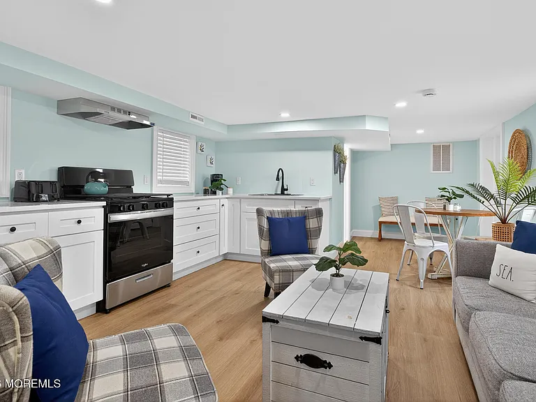 32 Franklin Ave — Photo 2