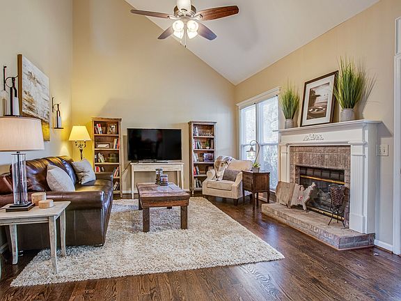 5th image of 124 Middleboro Cir