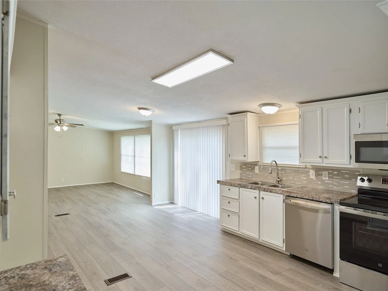 4 bed, 2.0 bath, 2128 sqft, $1,550 — Photo 4