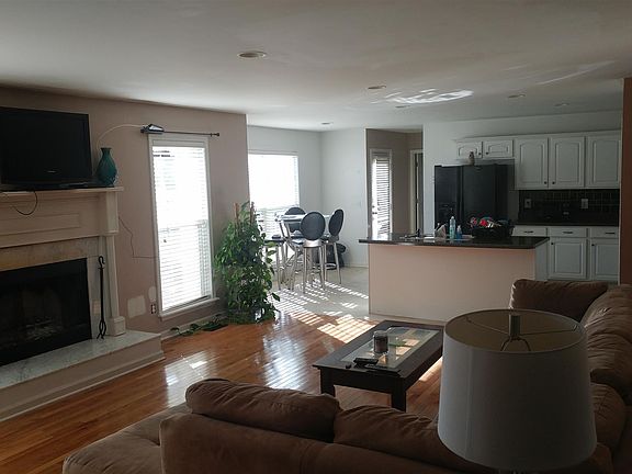 4th image of 113 Silverstone Dr