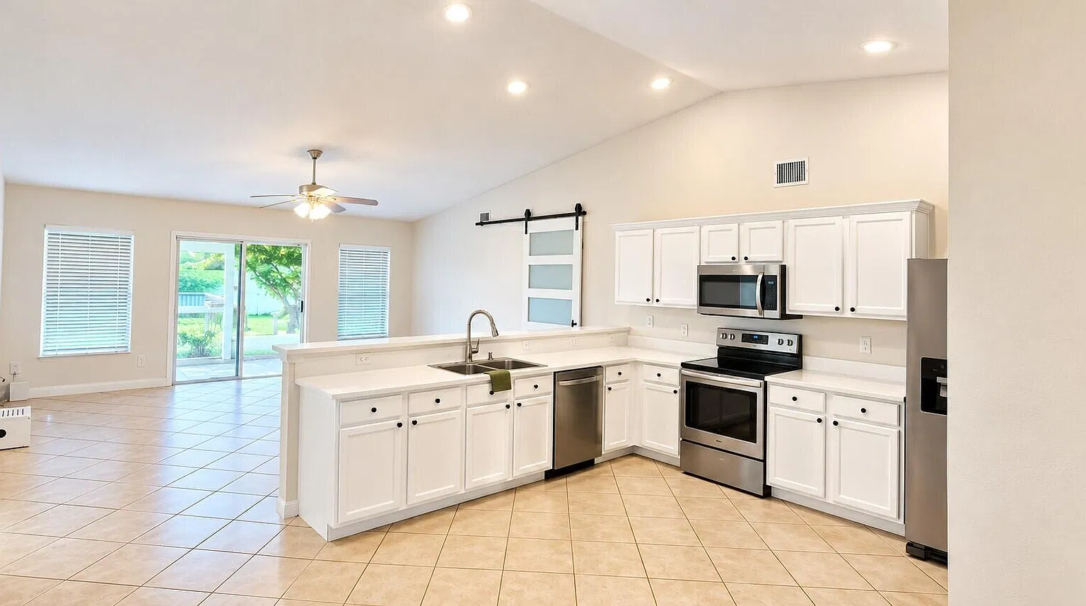 3 bed, 2.0 bath, 1808 sqft, $2,500 — Photo 4