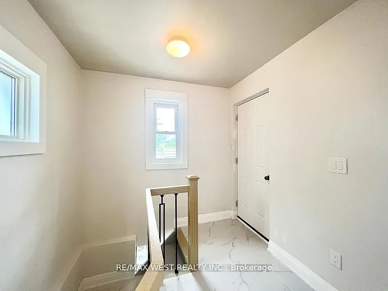 4 Sutherland Ave #BASEMENT — Photo 11