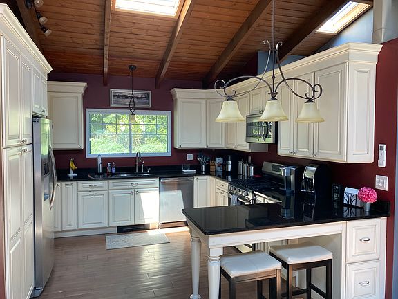 4th image of 6 Bayberry Ln