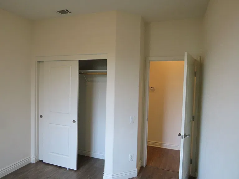 305 Hampton Dr — Photo 23