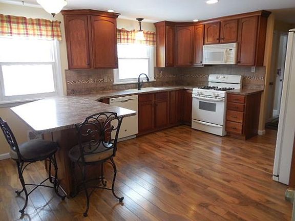 4th image of 55 Charleswood Dr
