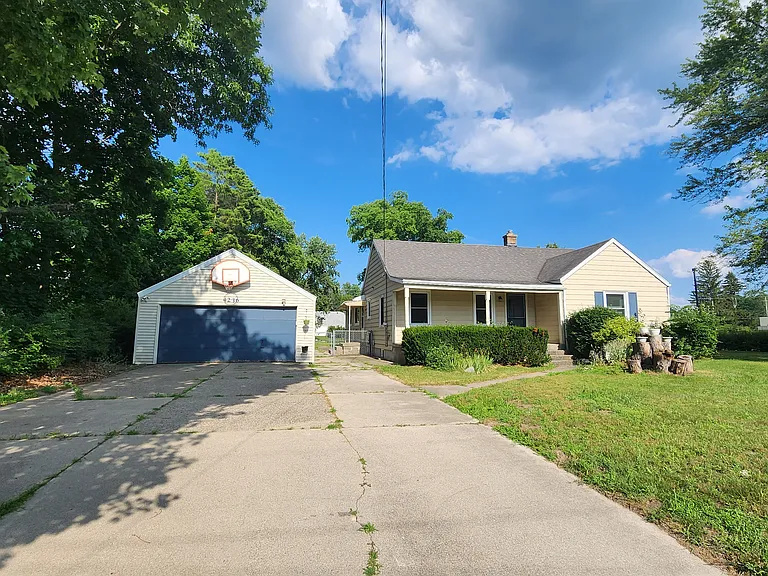 4236 Hunsberger Ave NE — Photo 1
