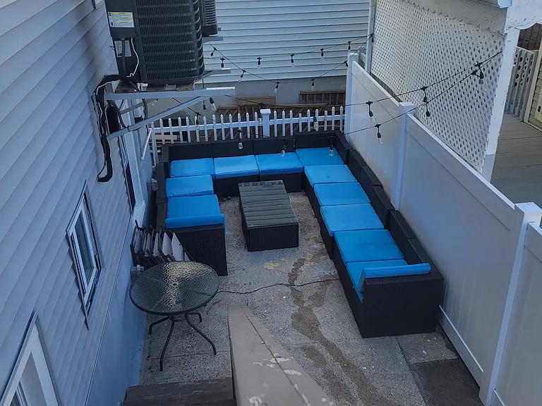 105 N Windsor Ave — Photo 3