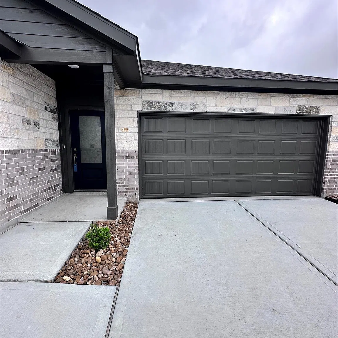 4 bed, 2.0 bath, 1922 sqft, $2,450 — Photo 3