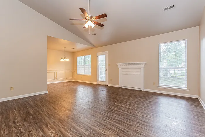 3 bed, 2.0 bath, 1270 sqft, $1,570 — Photo 2