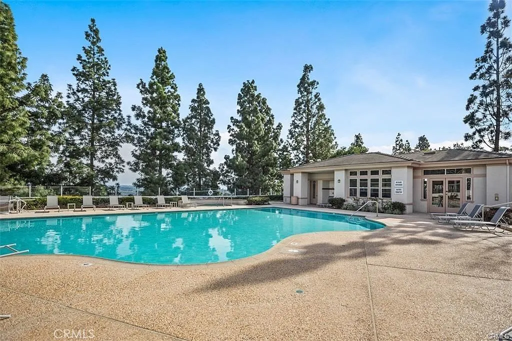 3 bed, 2.5 bath, 1361 sqft, $3,700 — Photo 4