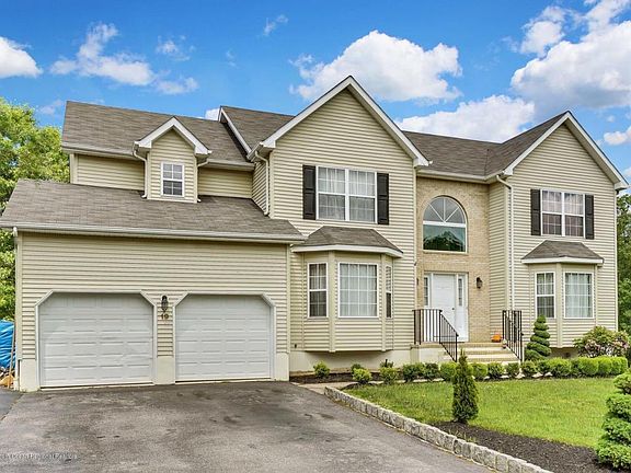3rd image of 19 Isabella Dr