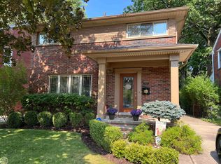 1870 Prestwick Rd, Grosse Pointe Woods, MI 48236