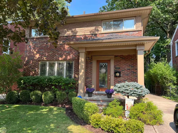 1870 Prestwick Rd, Grosse Pointe Woods, MI 48236