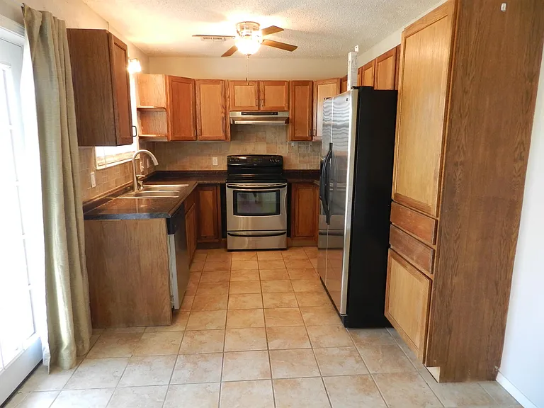 2615 NW Locksley Ln — Photo 3