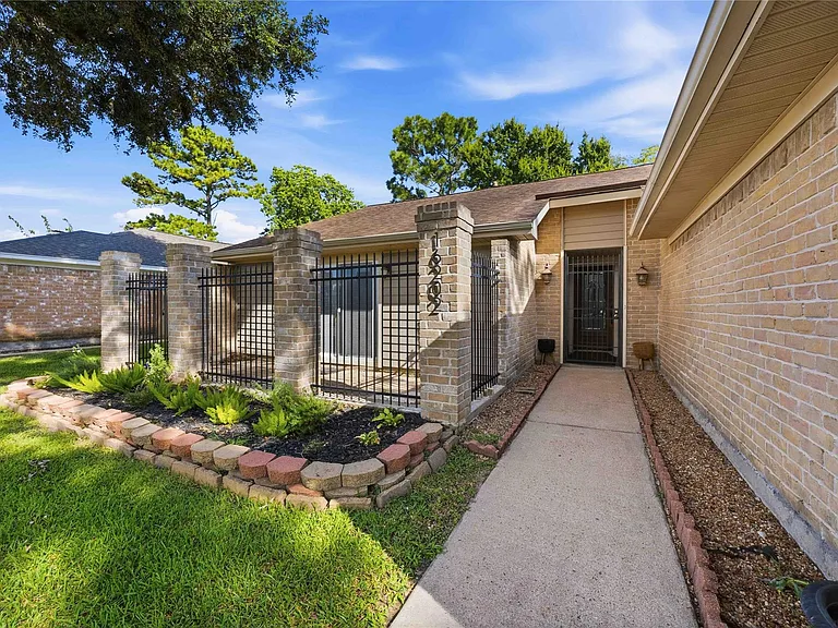 16202 Mill Point Dr — Photo 3