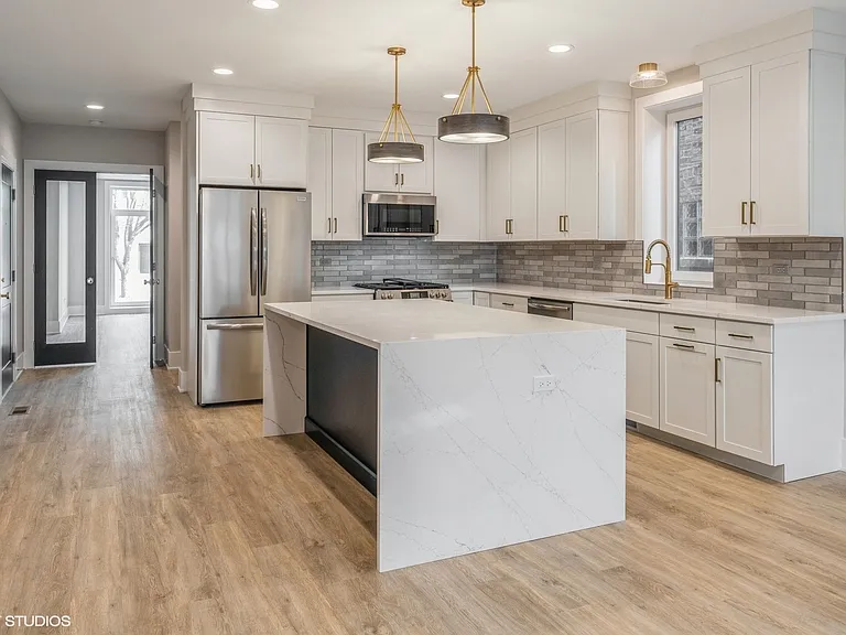 1647 W Irving Park Rd #1W — Photo 7