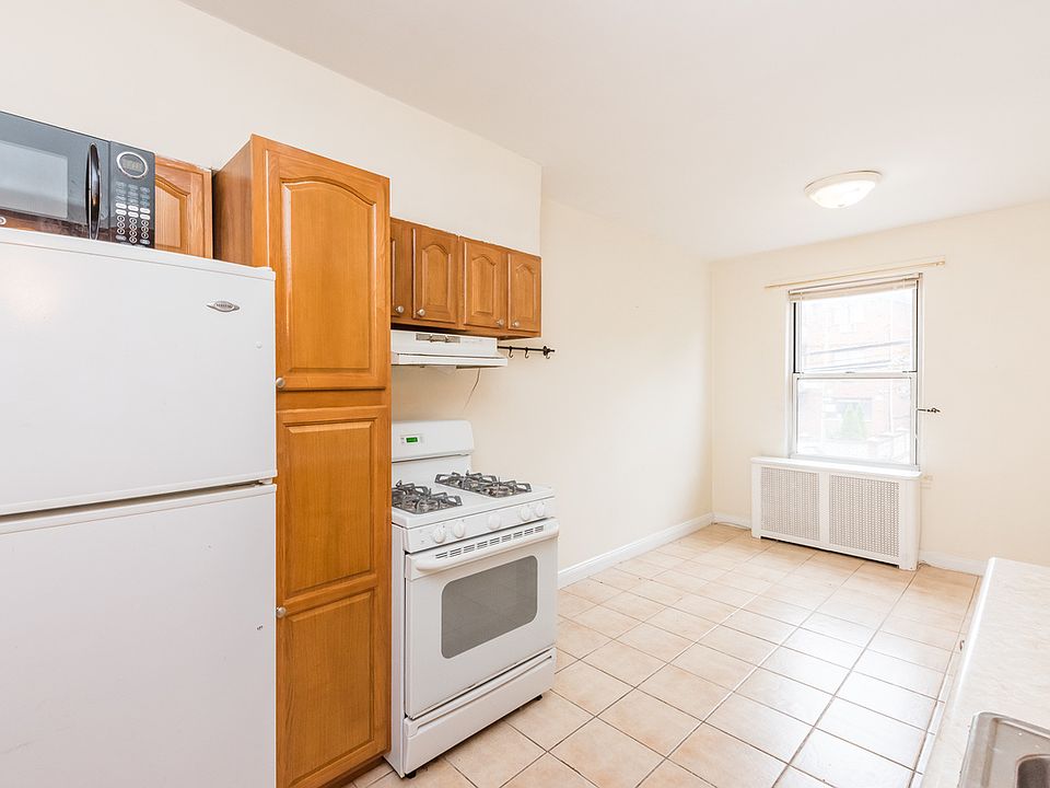 1st image of 27-18 Newtown Ave #2