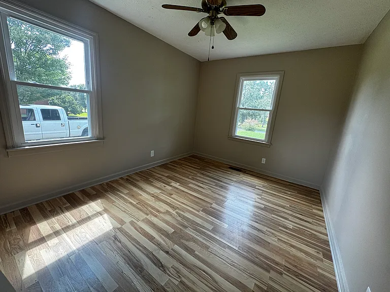 1037 Garton Rd — Photo 5