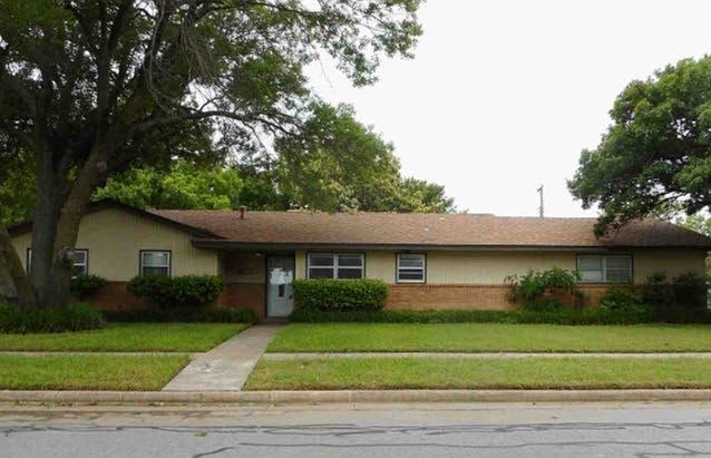 1st image of 902 Mimosa St