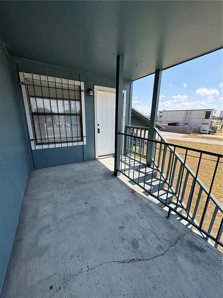 2 bed, 1.5 bath, 4162 sqft, $1,149 — Photo 2
