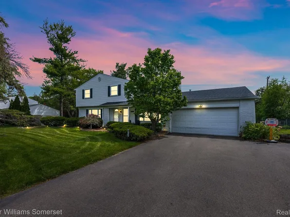 6529 Cathedral Dr, Bloomfield Hills, MI 48301