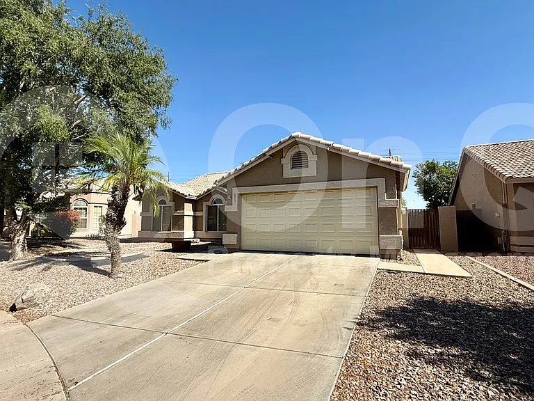 611 W Liberty Ln — Photo 2