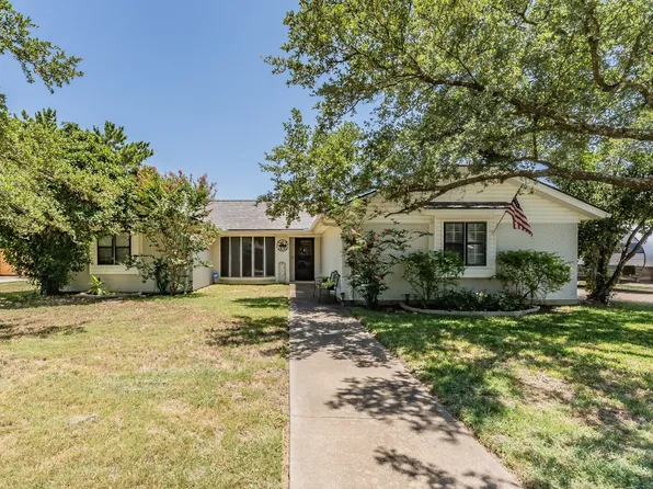 1329 Hemphill Dr, Cleburne, TX 76033