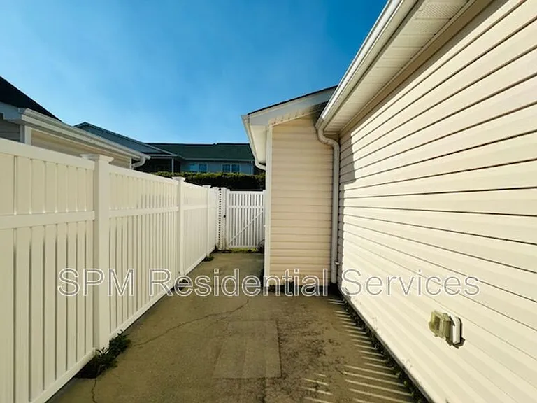 1692 Honeybee Ln — Photo 15