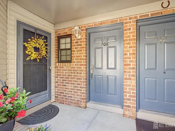 208 Sunshine Ct, Parlin, NJ 08859