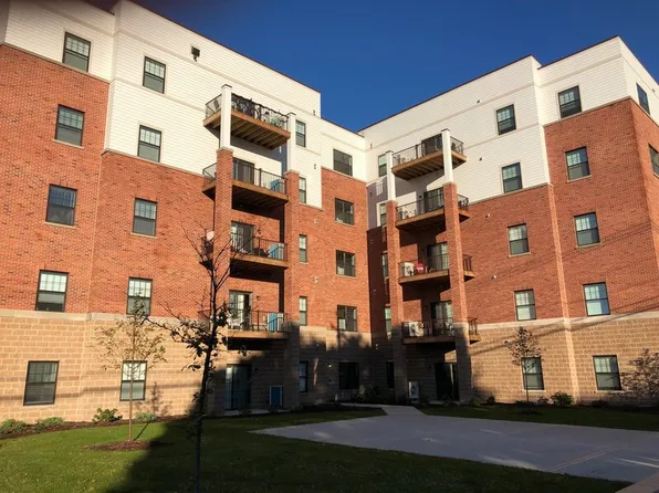 301 N Madison St, Woodstock, IL