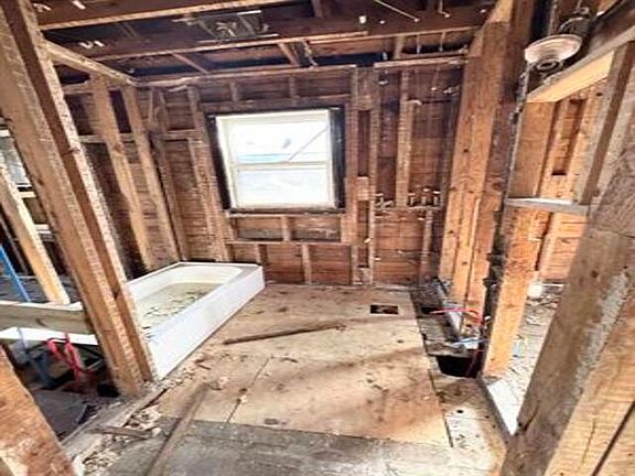 4th image of 1044 Roland St