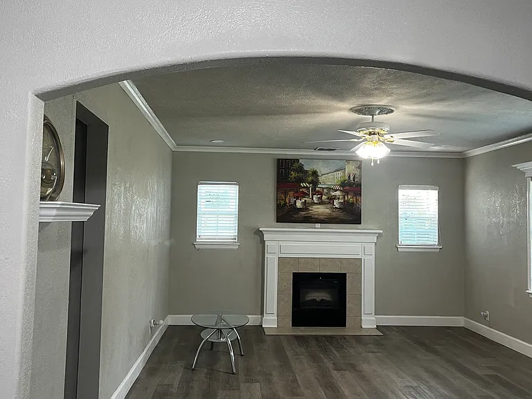 326 E Young Pl — Photo 8