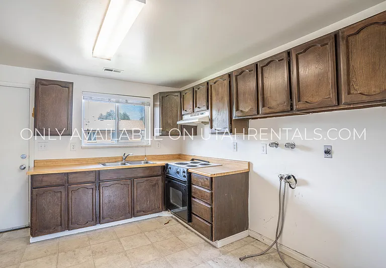 1050 S Virginia Cir — Photo 5