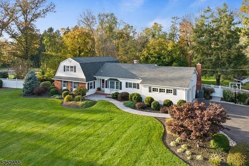 2nd image of 12 Merritt Ln