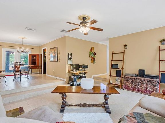 3rd image of 301 Oak Hill Dr