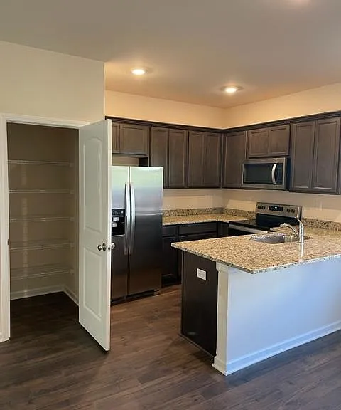 6084 Cullen Dr — Photo 6