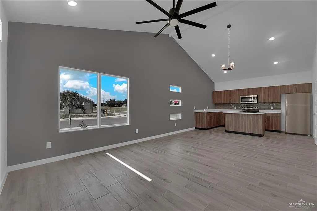 3 bed, 2.0 bath, 4502 sqft, $1,250 — Photo 2