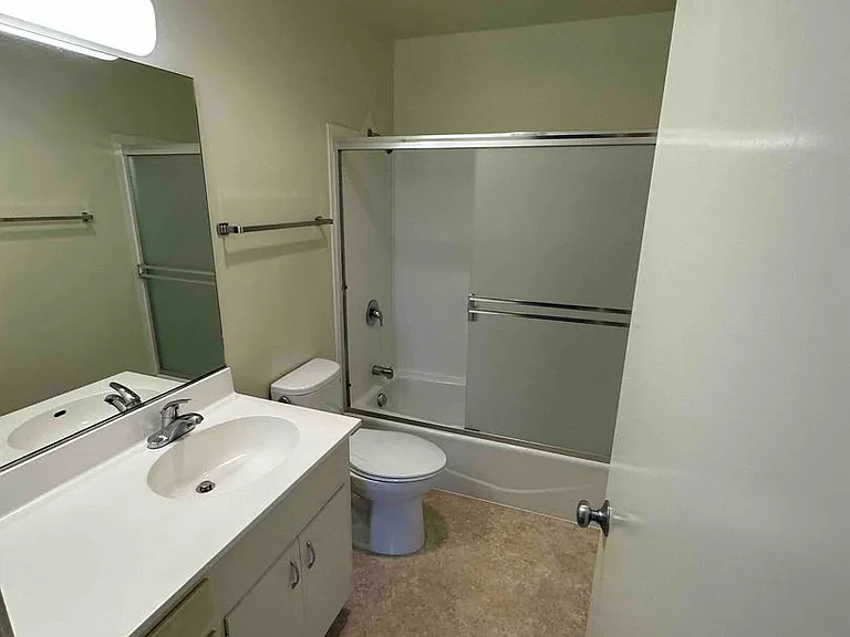 2819 Derby St — Photo 11