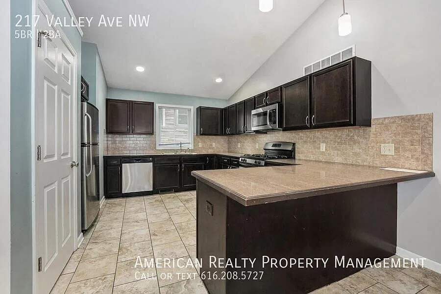5 bed, 2340 sqft, $3,300 — Photo 3