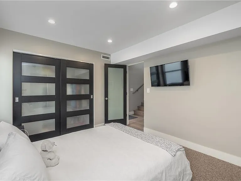 Guest bedroom, pic 2
