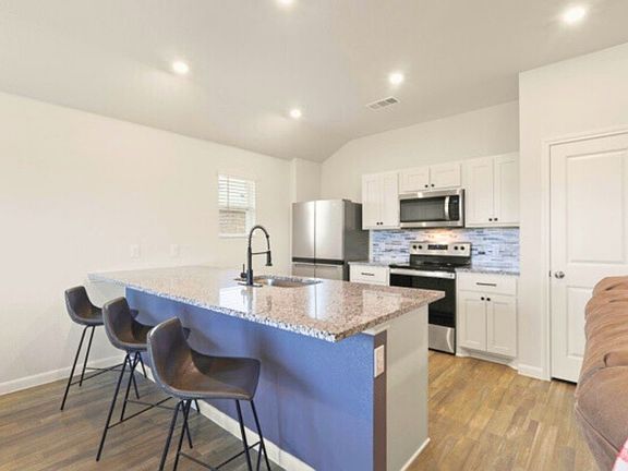 5th image of 513 Jameson St