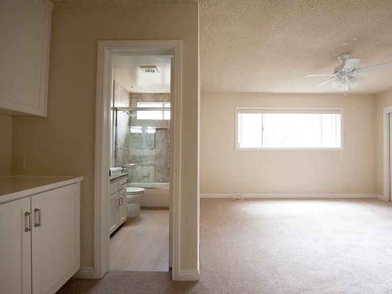 Coldwater Canyon Apartments — Photo 15