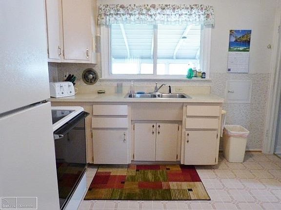 5th image of 19725 Sherry St